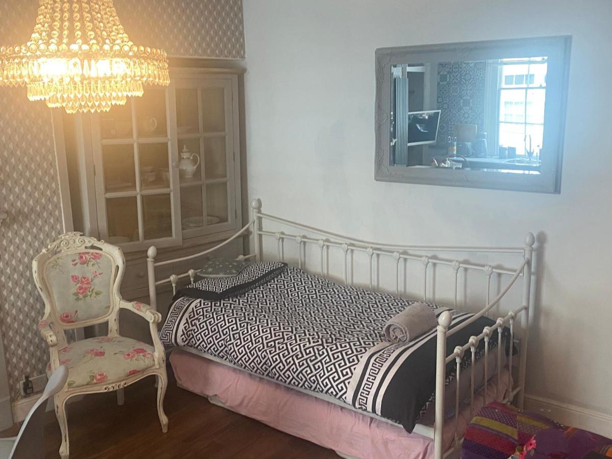 Georgian City Apartment At Thomas Street Double Bedroom And Two Single Trundle Beds Bath Bagian luar foto