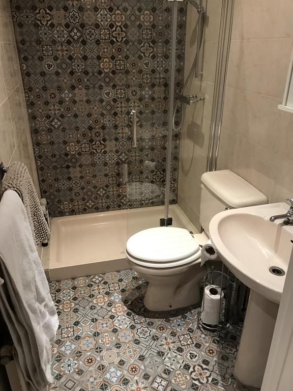 Georgian City Apartment At Thomas Street Double Bedroom And Two Single Trundle Beds Bath Bagian luar foto